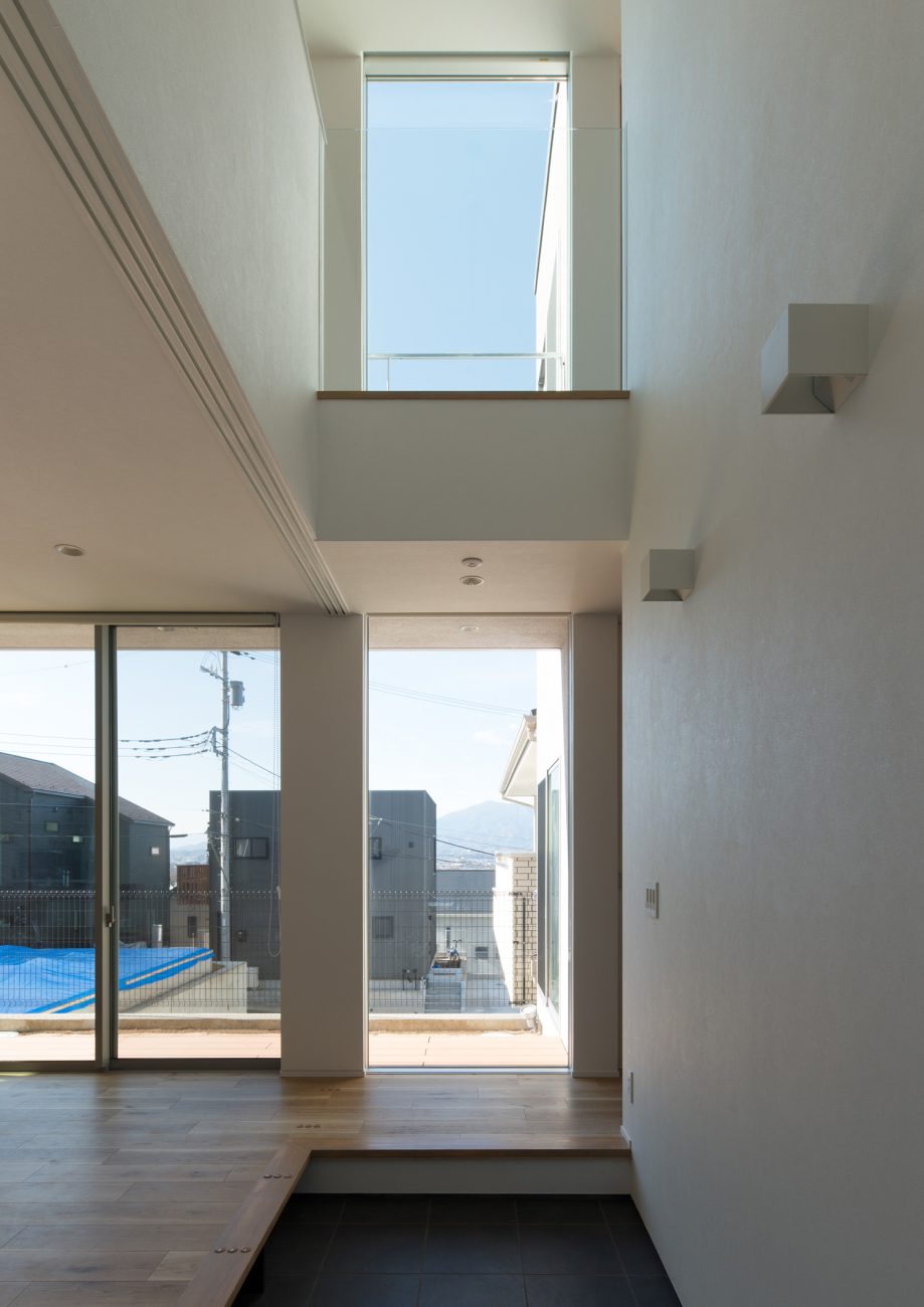 大開口窓のある室内と繋がる吹き抜けの玄関・デザイン住宅 注文住宅・デザイン住宅建築実例_『CASE624 『７：３の家』』_玄関