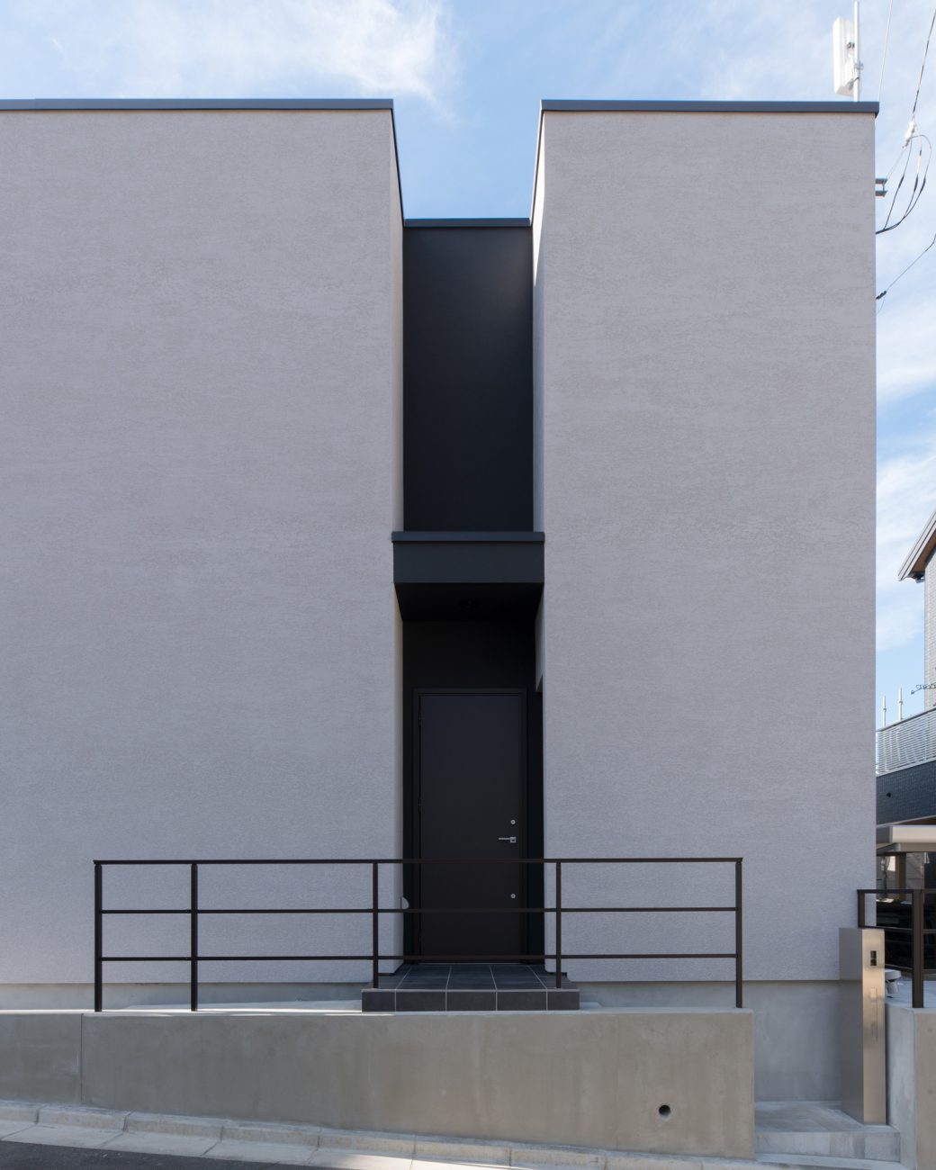 白い外壁の中に黒いスリットが設けられたデザインの外観・デザイン住宅 注文住宅・デザイン住宅建築実例_『CASE624 『７：３の家』』_外観