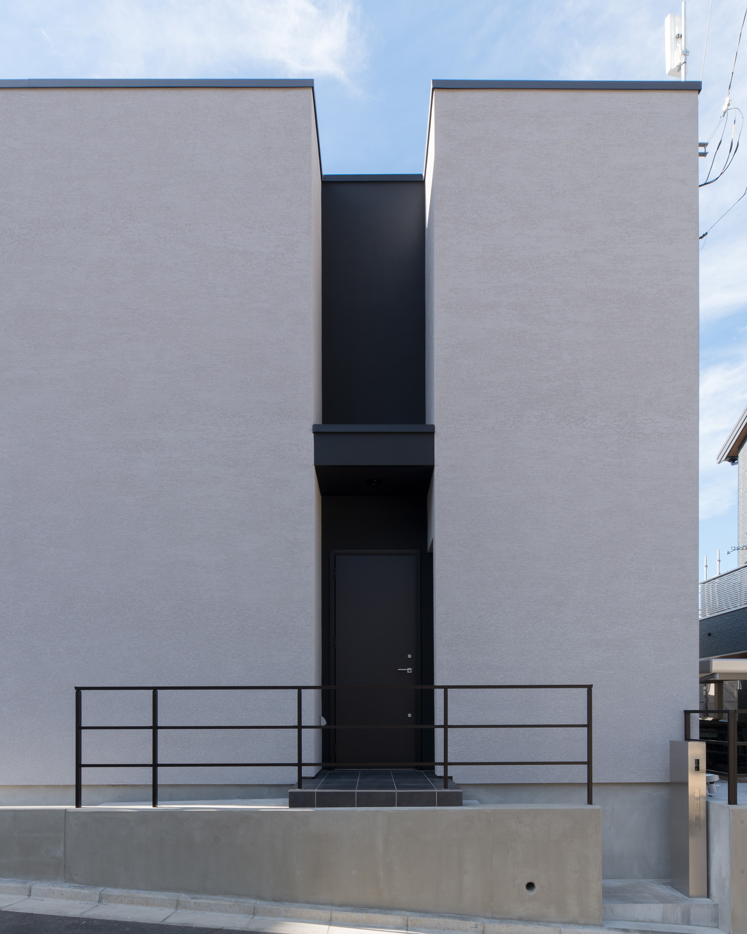 白い外壁の中に黒いスリットが設けられたデザインの外観・デザイン住宅 注文住宅・デザイン住宅建築実例_『CASE624 『７：３の家』』_外観