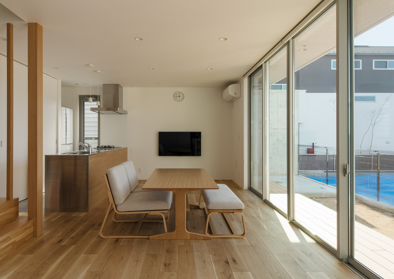 縁側に面した大開口窓のあるフローリングのLDK・デザイン住宅 注文住宅・デザイン住宅建築実例_『CASE624 『７：３の家』』_LDK