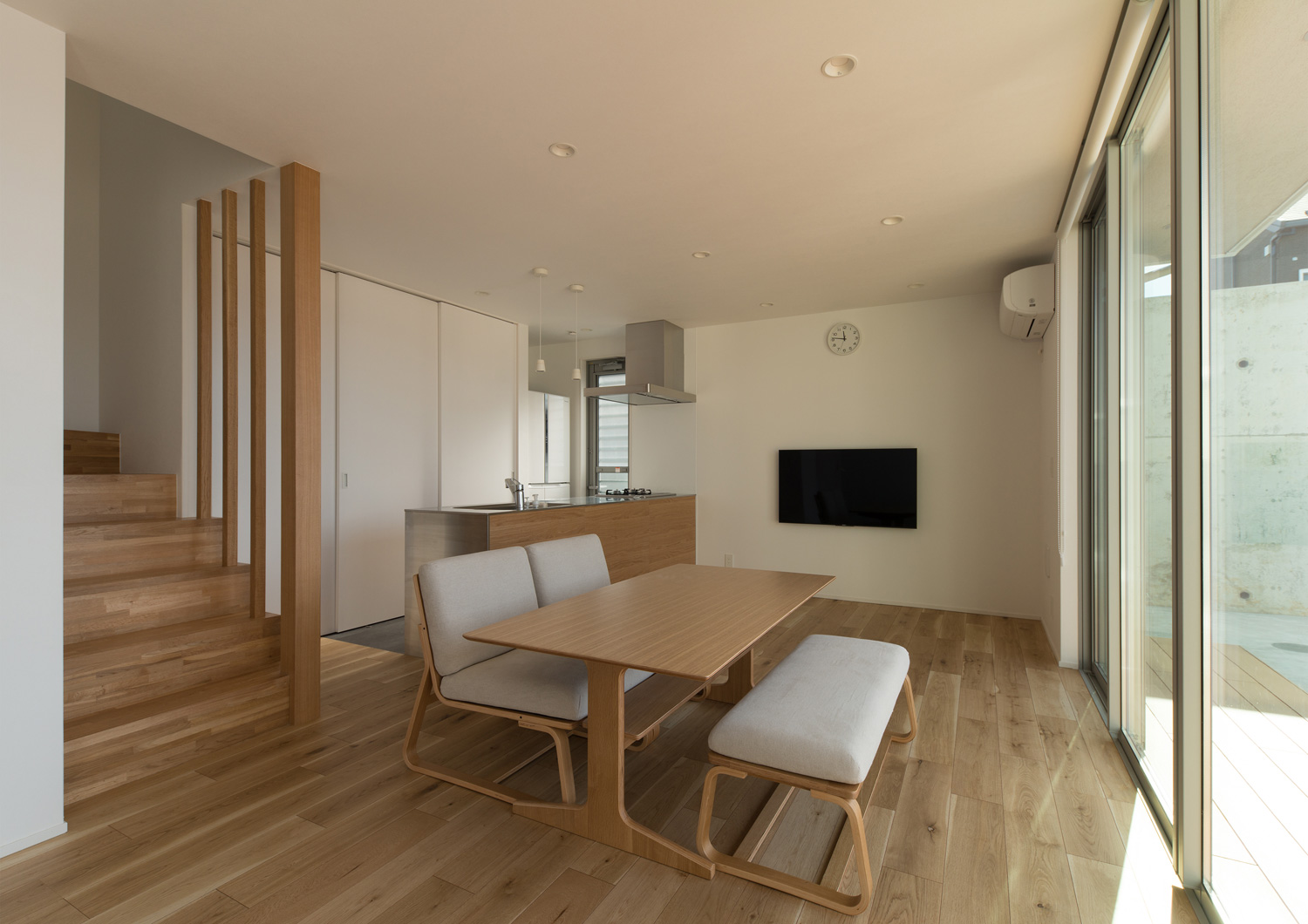 縁側に面して木のテーブルと椅子が置かれたLDK・デザイン住宅 注文住宅・デザイン住宅建築実例_『CASE624 『７：３の家』』_LDK