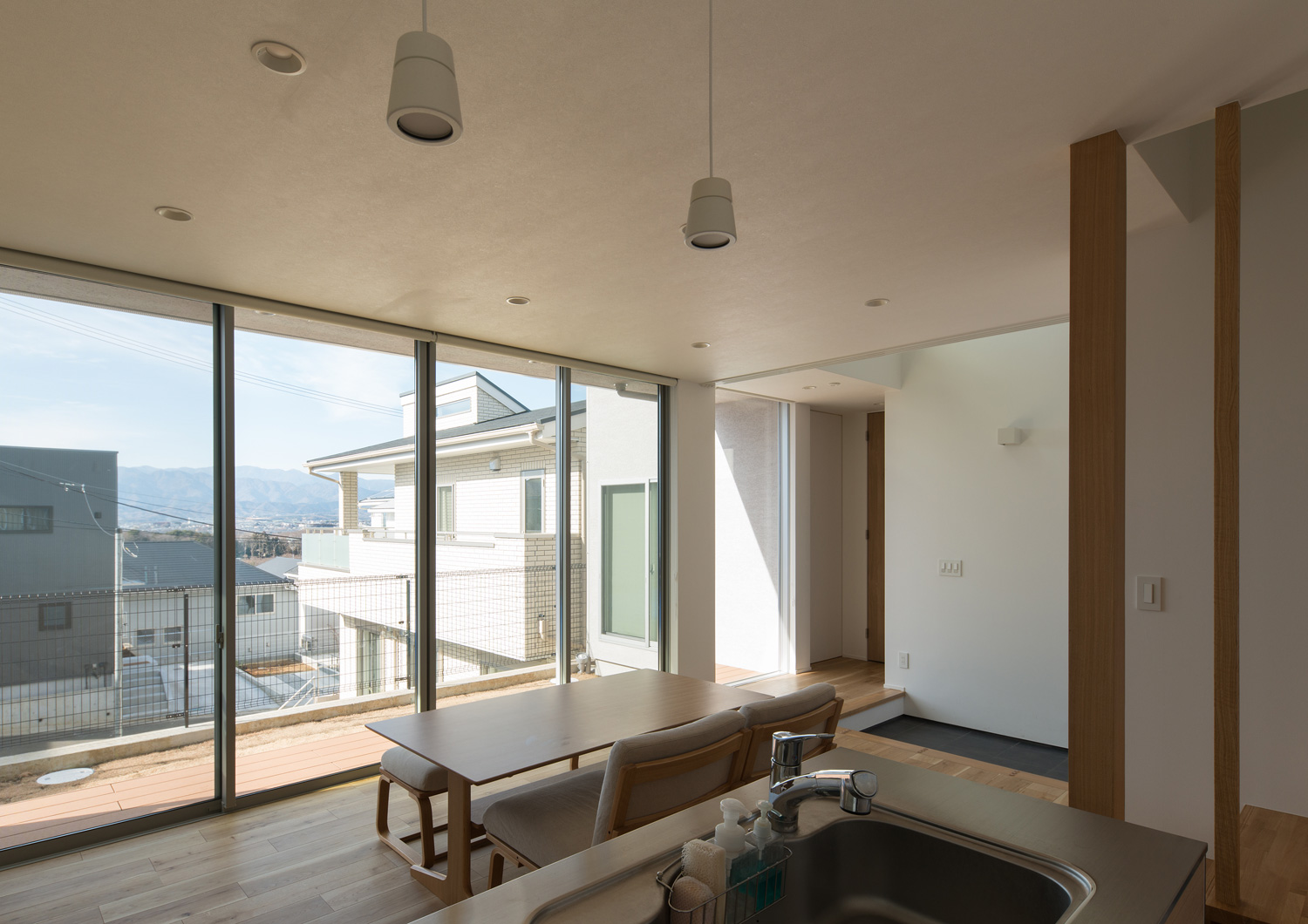 大開口窓から周囲の景色が見渡せるLDK・デザイン住宅 注文住宅・デザイン住宅建築実例_『CASE624 『７：３の家』』_LDK