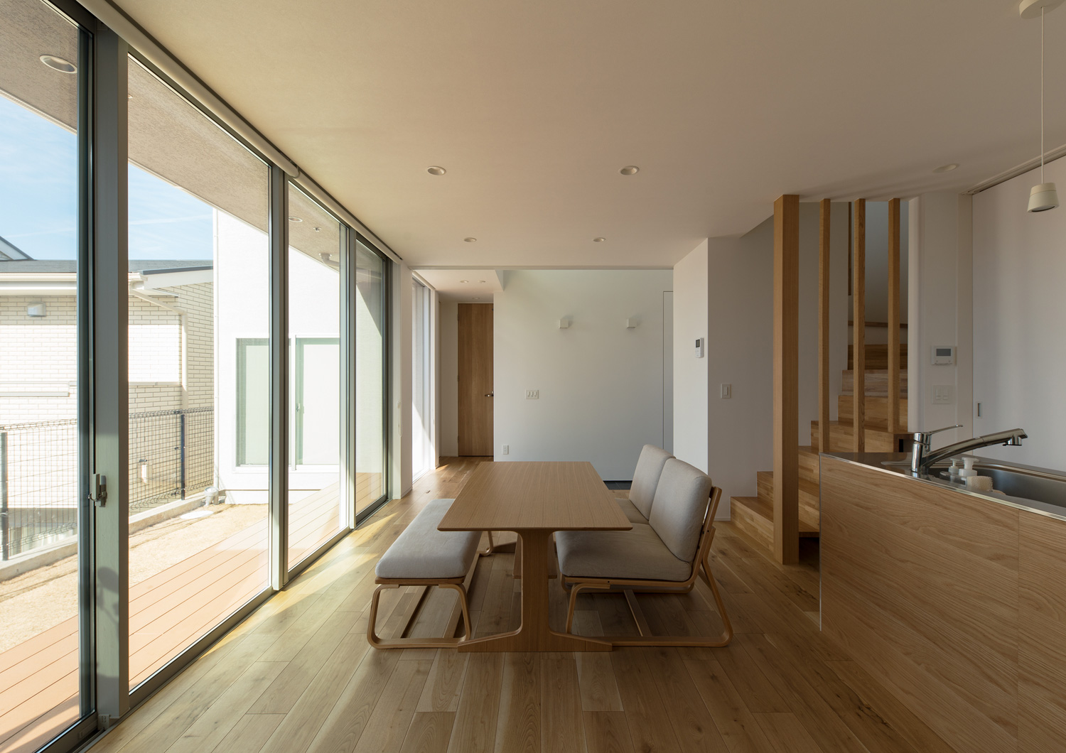 木のダイニングテーブルとセットになったソファーとベンチがあるLDK・デザイン住宅 注文住宅・デザイン住宅建築実例_『CASE624 『７：３の家』』_LDK