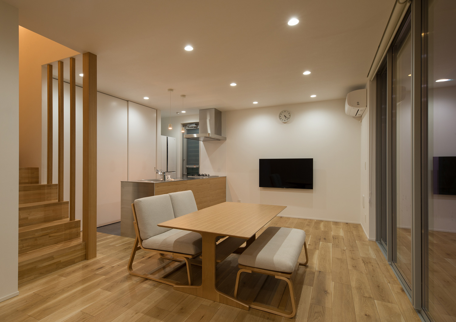 天井にダウンライトが取り付けられたフローリングのLDK・デザイン住宅 注文住宅・デザイン住宅建築実例_『CASE624 『７：３の家』』_LDK