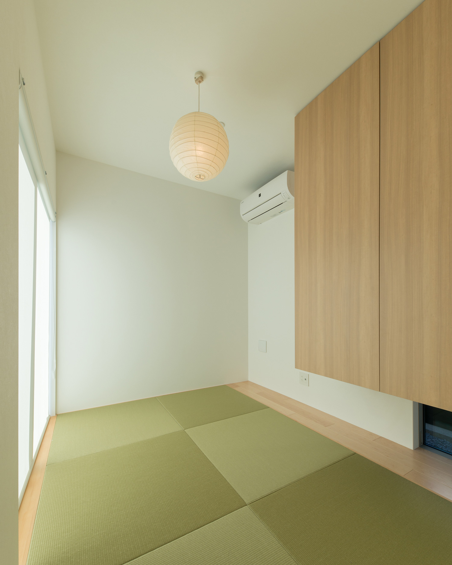 丸い間接照明が取り付けられた琉球畳の和室 注文住宅・デザイン住宅建築実例_『CASE624 『７：３の家』』_和室