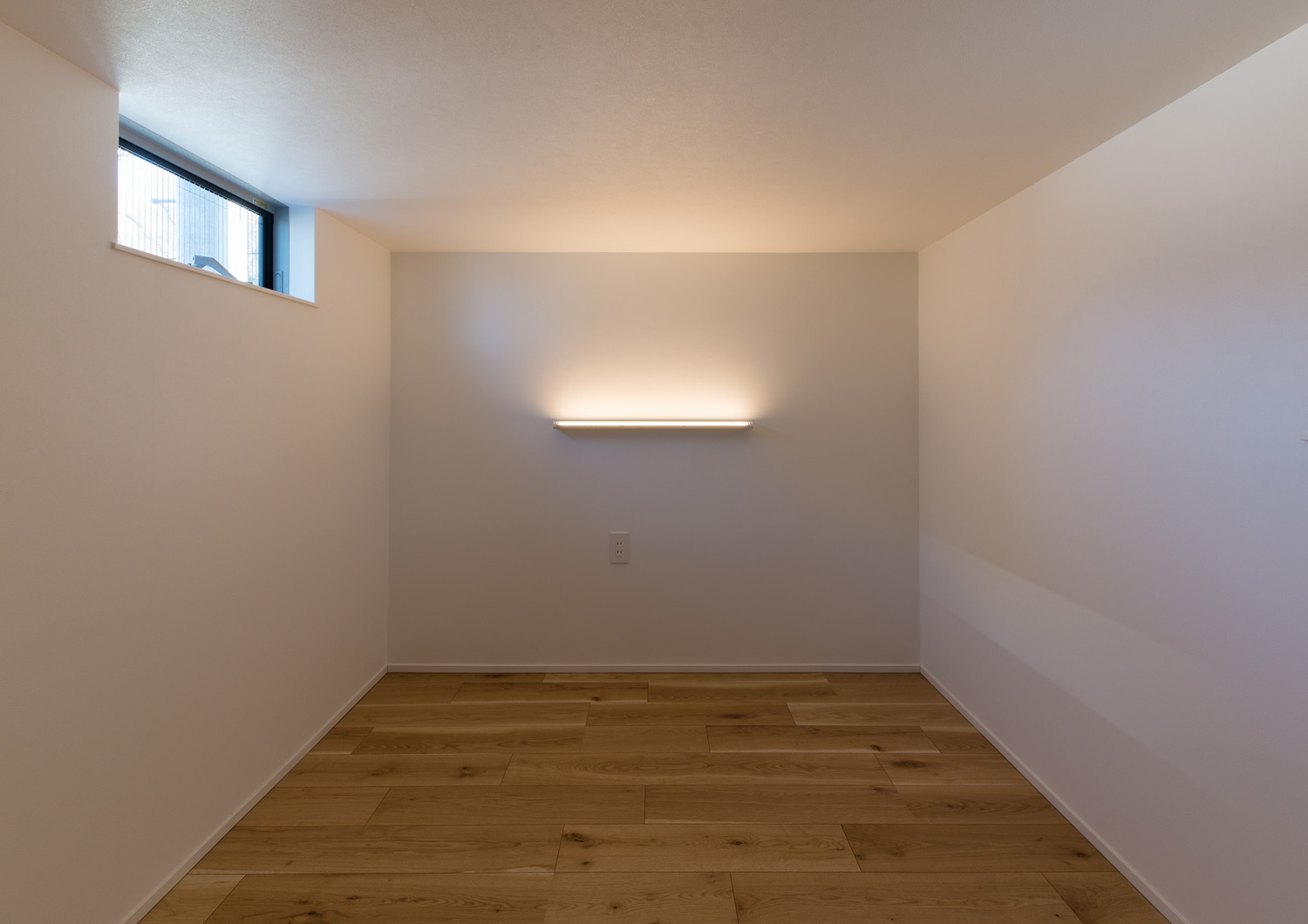 壁に線状の間接照明を取り付けたフローリングの個室・デザイン住宅 注文住宅・デザイン住宅建築実例_『CASE624 『７：３の家』』_寝室