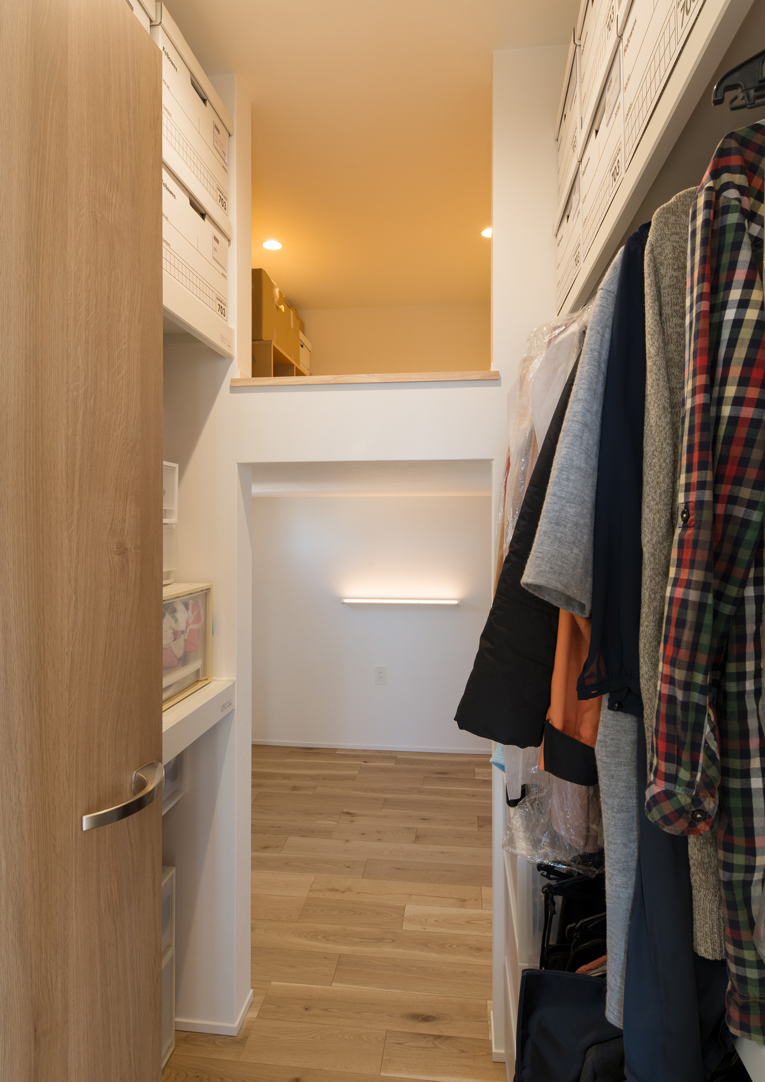 ロフト収納を設けたウォークインクローゼット・デザイン住宅 注文住宅・デザイン住宅建築実例_『CASE624 『７：３の家』』_寝室