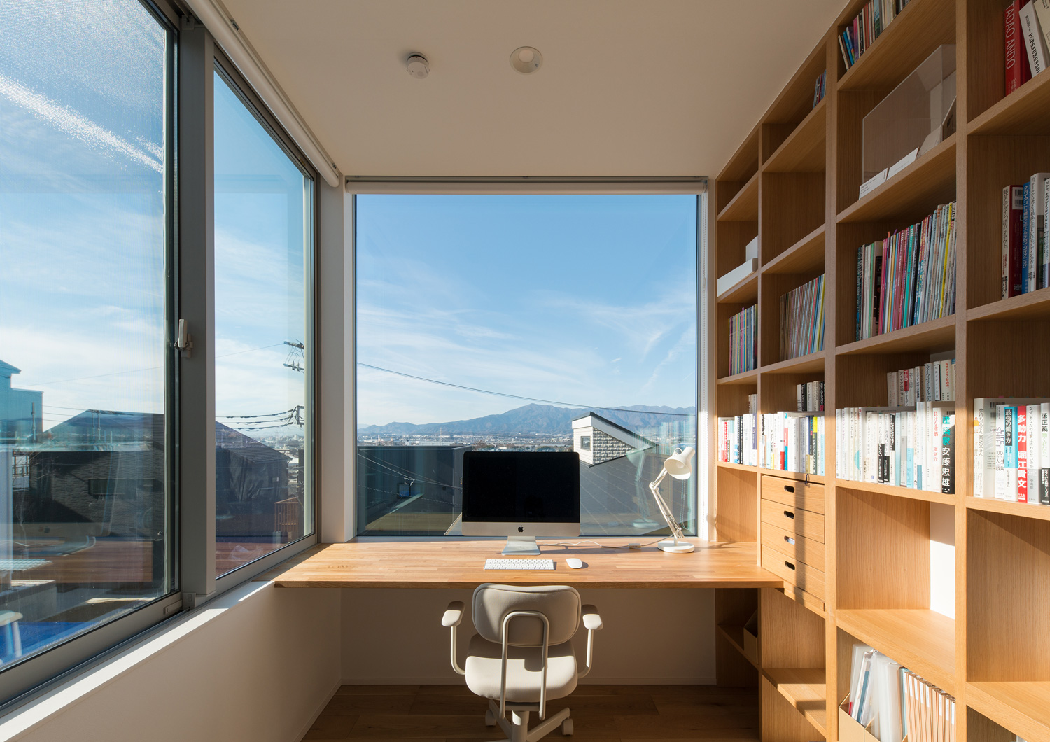 二方向に窓があり、窓に面した机がある書斎・デザイン住宅 注文住宅・デザイン住宅建築実例_『CASE624 『７：３の家』』_書斎