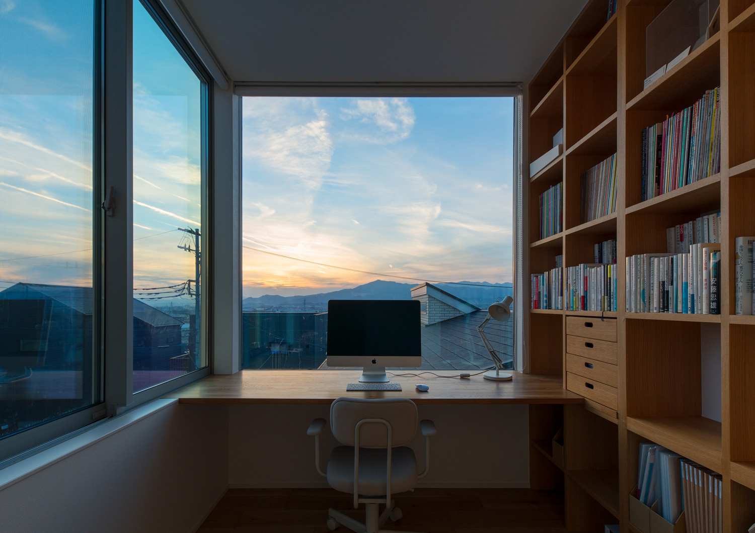 窓から夕陽が見える書斎・デザイン住宅 注文住宅・デザイン住宅建築実例_『CASE624 『７：３の家』』_書斎