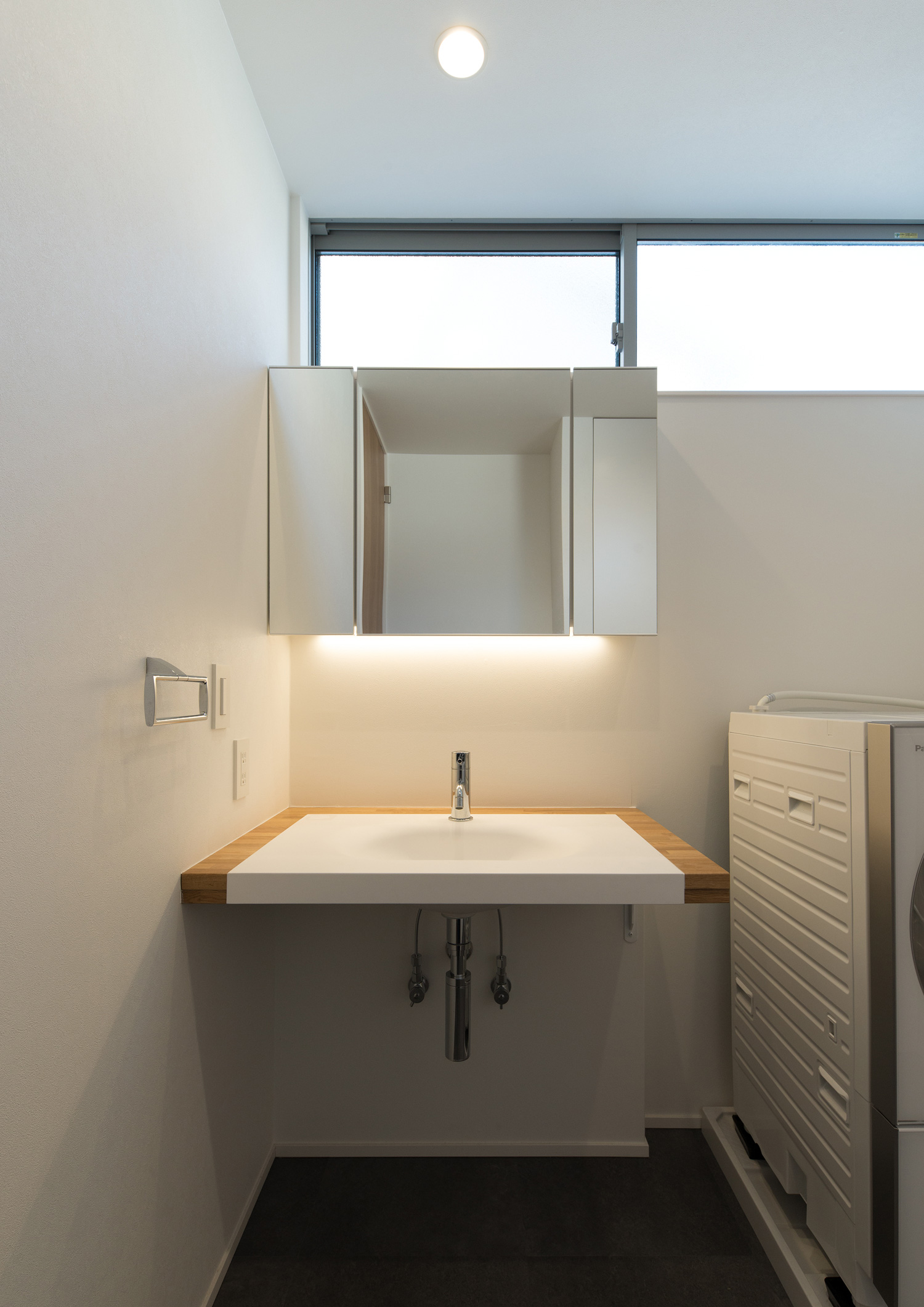 洗面台と同化するような洗面ボウルがある、ハイサイドライト付きの洗面所・デザイン住宅 注文住宅・デザイン住宅建築実例_『CASE624 『７：３の家』』_浴室・洗面所