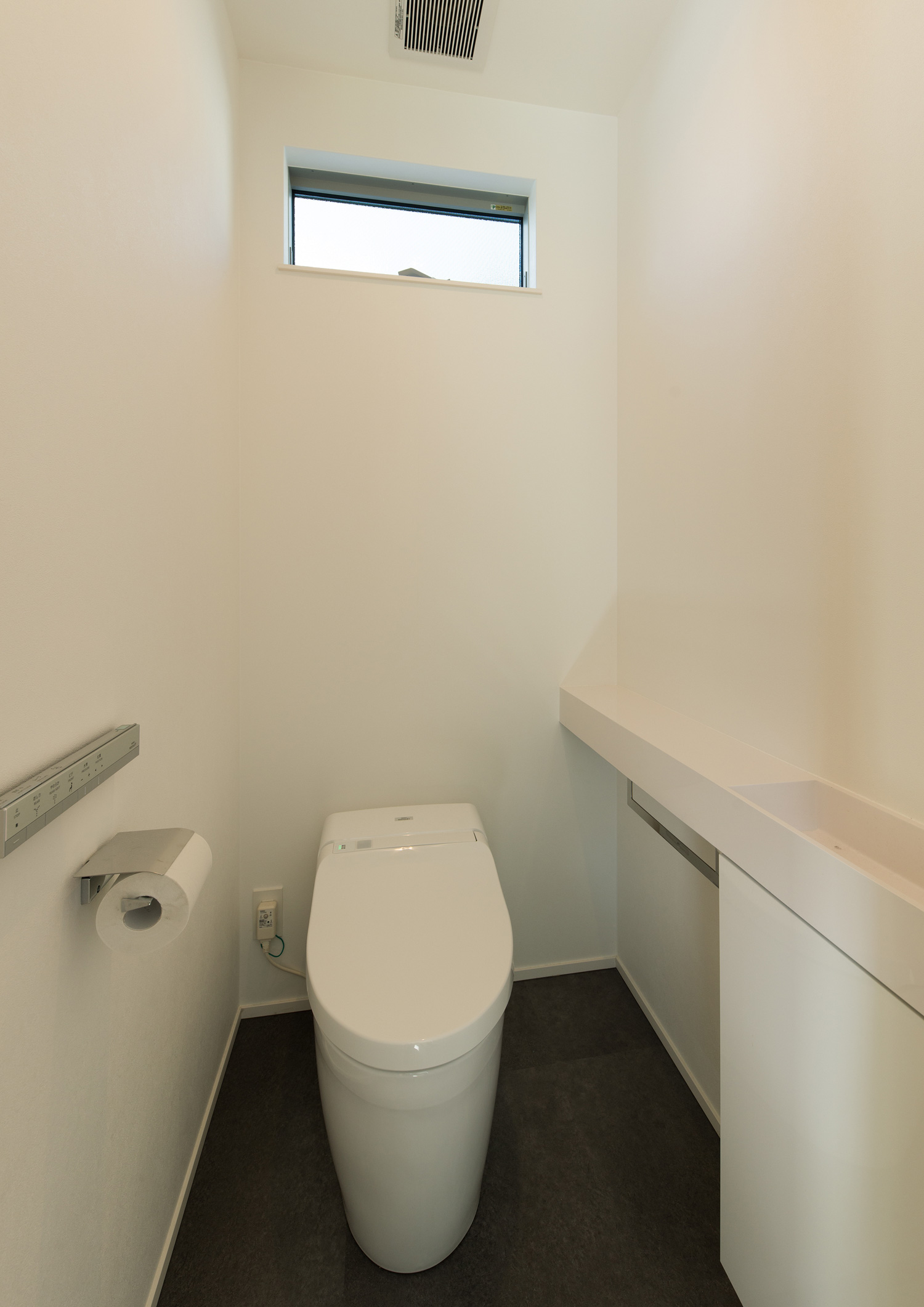 天井近くに小さな窓がある薄型手洗い付きのトイレ・デザイン住宅 注文住宅・デザイン住宅建築実例_『CASE624 『７：３の家』』_トイレ