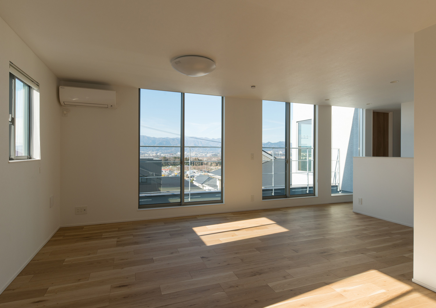 バルコニーに面した開口部が多くある二階のフロア・デザイン住宅 注文住宅・デザイン住宅建築実例_『CASE624 『７：３の家』』_フリースペース