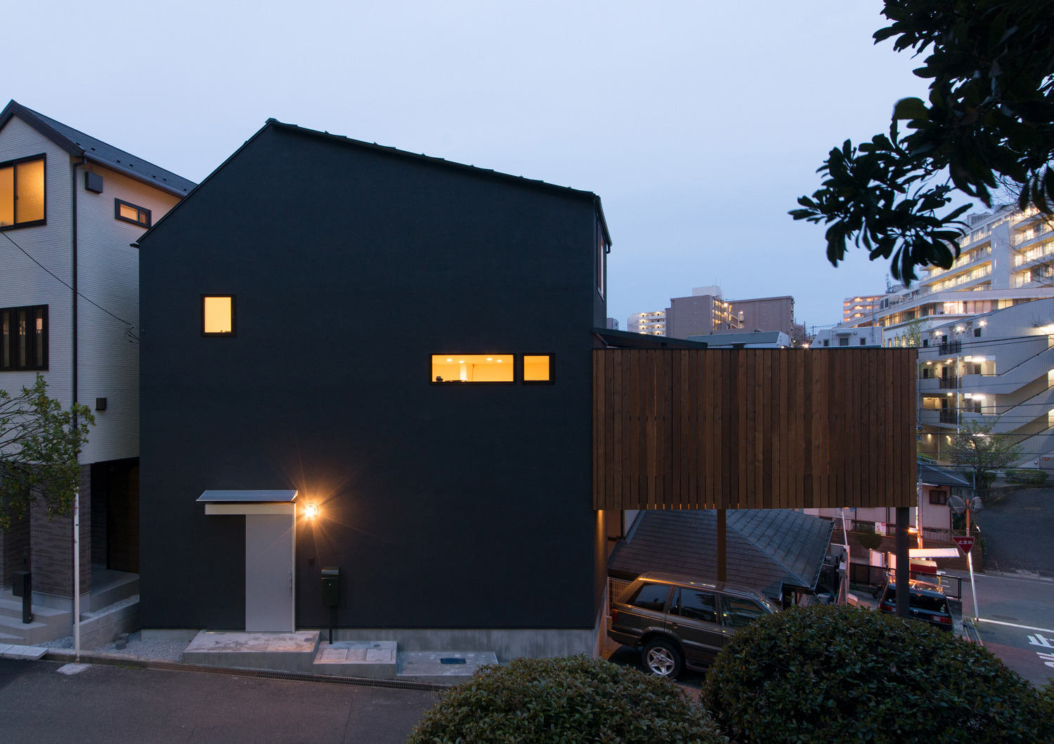 スリット窓から光が漏れる、木のバルコニー付きの住宅・デザイン住宅 注文住宅・デザイン住宅建築実例_『CASE626 Triangle』_外観