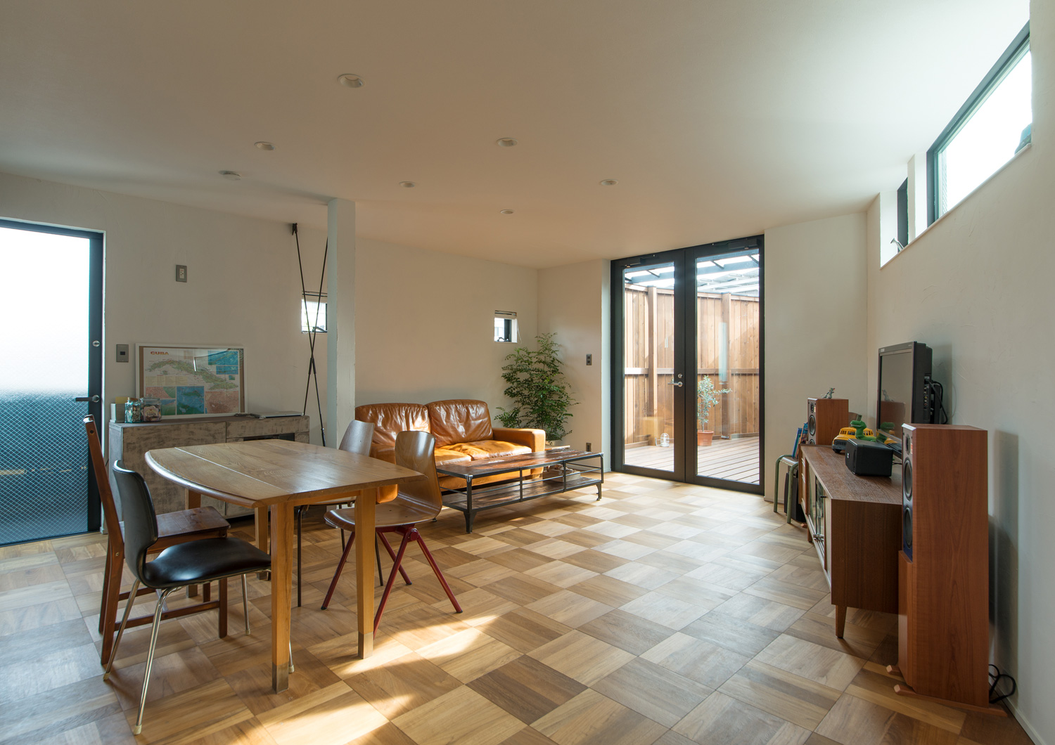 バルコニーに繋がる窓があるフローリングのLDK・デザイン住宅 注文住宅・デザイン住宅建築実例_『CASE626 Triangle』_LDK