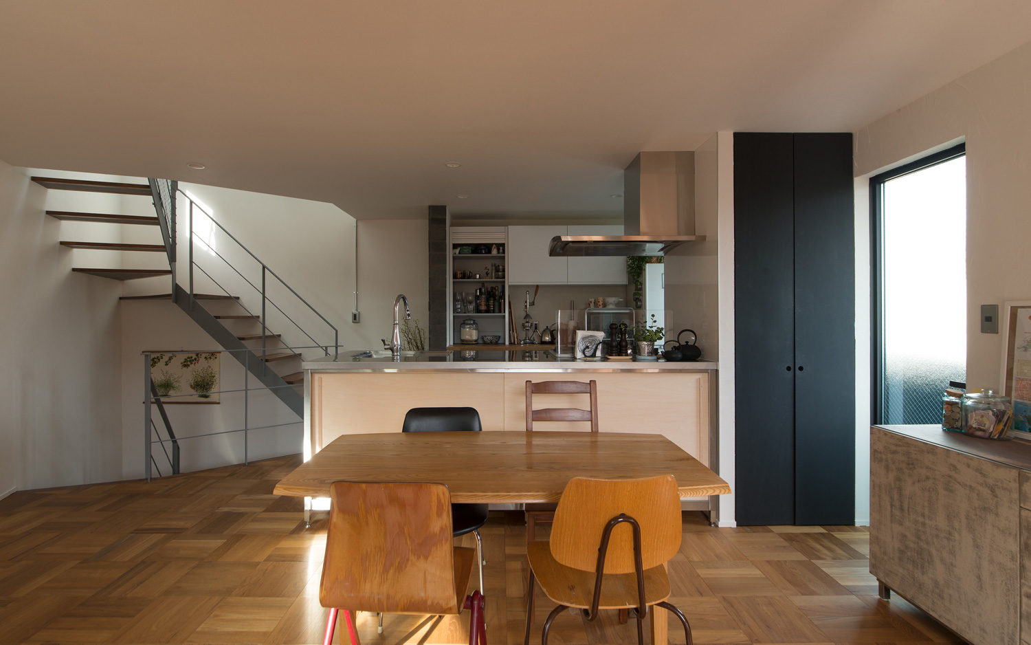 一つずつデザインが違う椅子が置かれた四人掛けの木製のダイニングテーブル・デザイン住宅 注文住宅・デザイン住宅建築実例_『CASE626 Triangle』_LDK