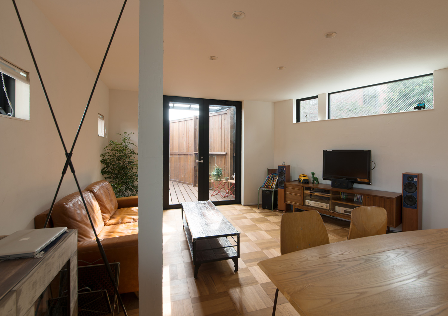 ハイサイドライトやバルコニーに繋がる窓があるフローリングのLDK・デザイン住宅 注文住宅・デザイン住宅建築実例_『CASE626 Triangle』_LDK