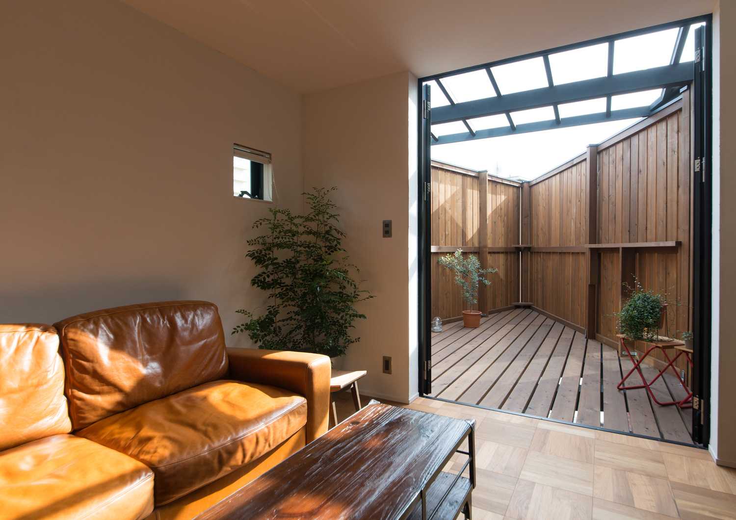 木製の目隠しがあるウッドデッキのバルコニーとフラットに繋がるLDK・デザイン住宅 注文住宅・デザイン住宅建築実例_『CASE626 Triangle』_LDK