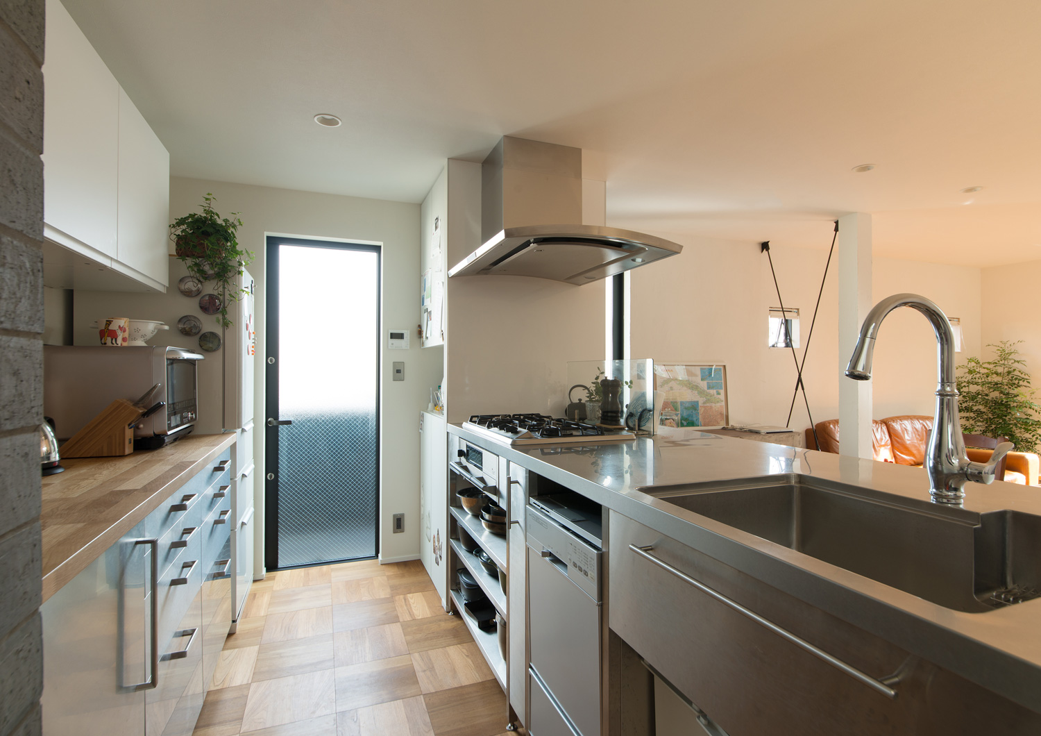 ベランダに繋がる窓があるペニンシュラキッチン・デザイン住宅 注文住宅・デザイン住宅建築実例_『CASE626 Triangle』_キッチン