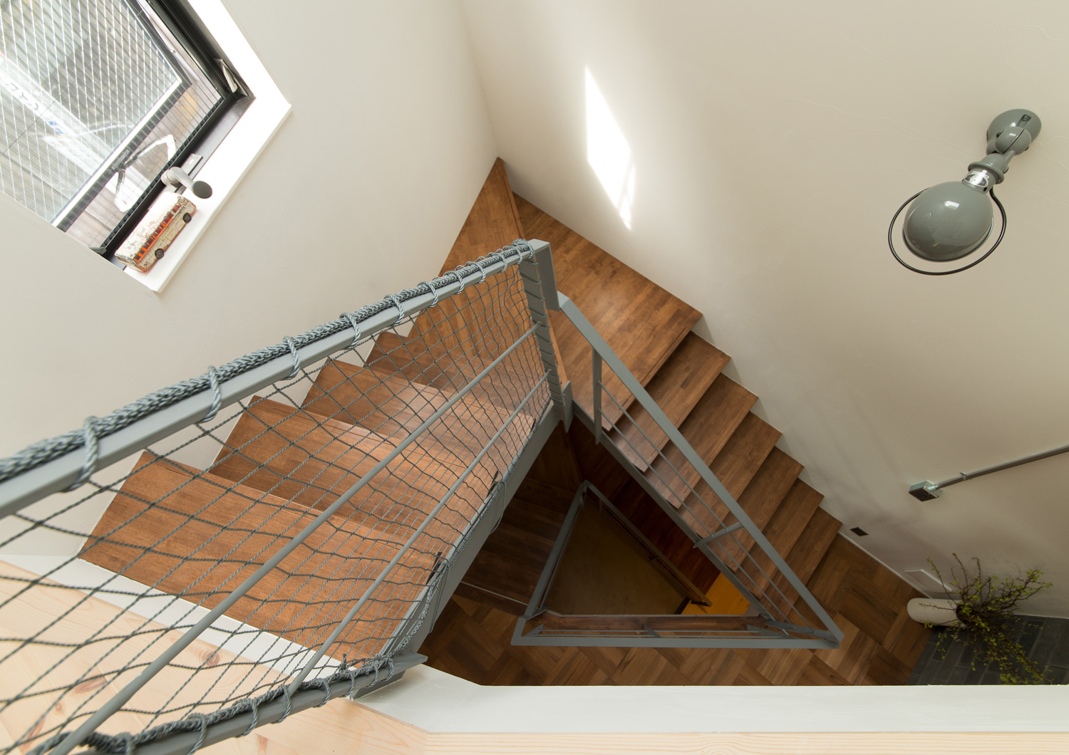 木製の螺旋階段を上から見た様子・デザイン住宅 注文住宅・デザイン住宅建築実例_『CASE626 Triangle』_階段