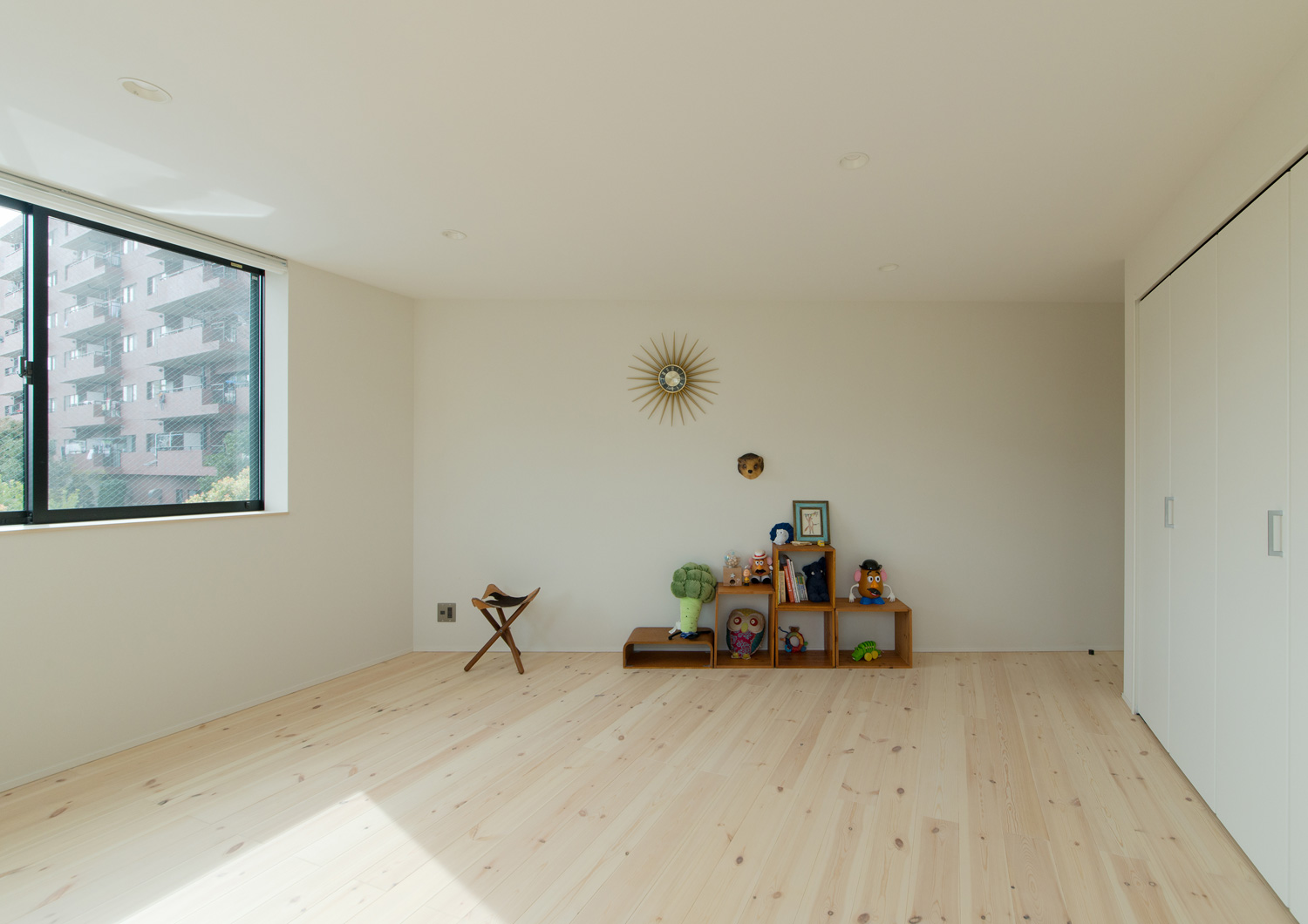 木製の棚におもちゃが置かれた明るい色のフローリングの部屋・デザイン住宅 注文住宅・デザイン住宅建築実例_『CASE626 Triangle』_フリースペース