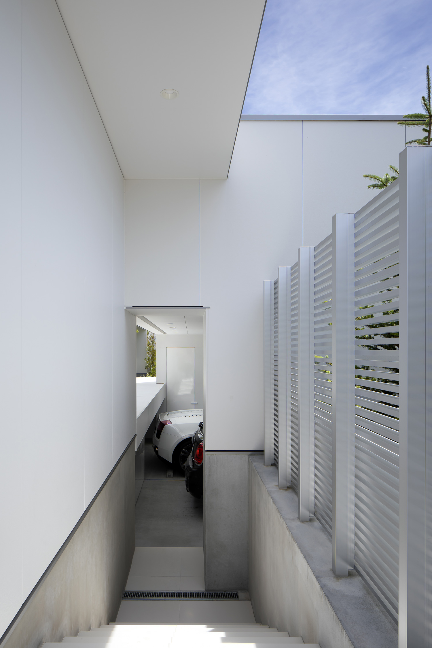 階段を下りた先にガレージへと入っていけるスリットがある住宅・デザイン住宅 注文住宅・デザイン住宅建築実例_『CASE627 HOUSE . GARAGE HOUSE』_中庭