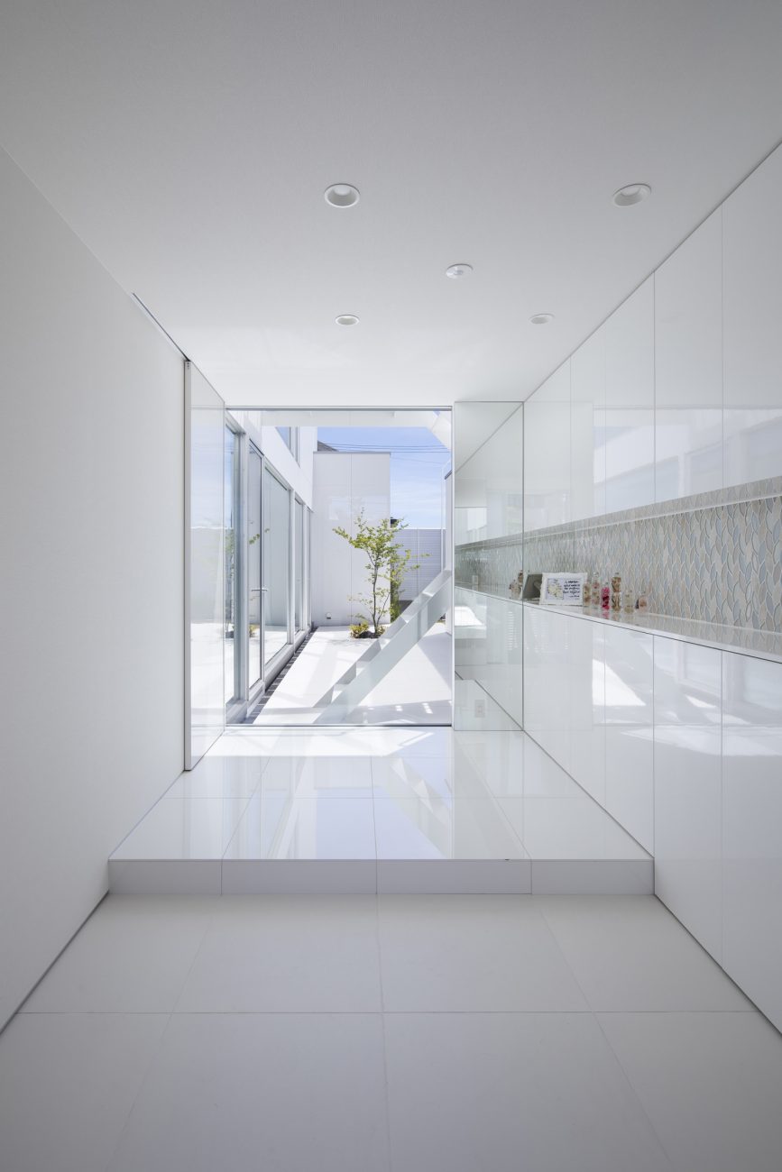 正面に中庭が見える、白で統一された玄関・デザイン住宅 注文住宅・デザイン住宅建築実例_『CASE627 HOUSE . GARAGE HOUSE』_玄関