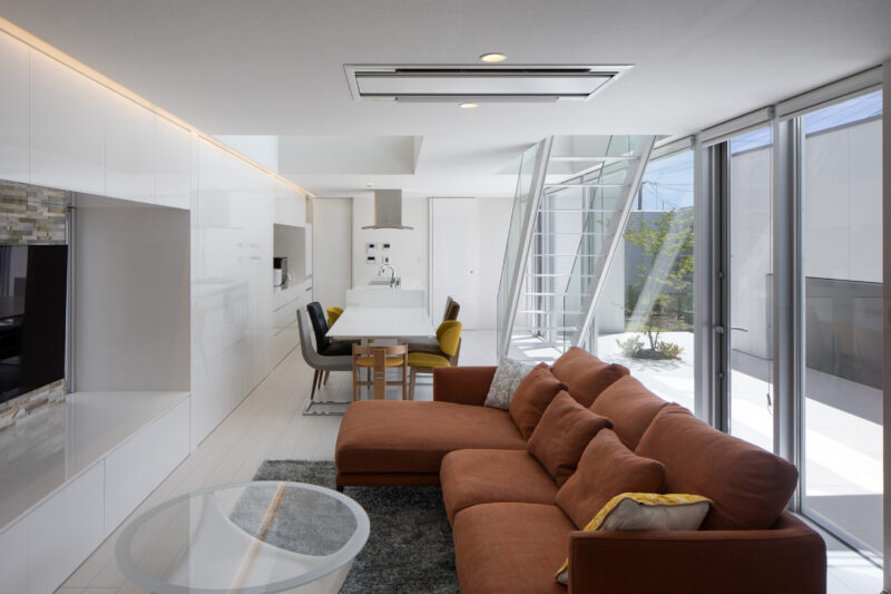 LDKから中庭越しにガレージまで視線が抜ける、奥行きのある住空間