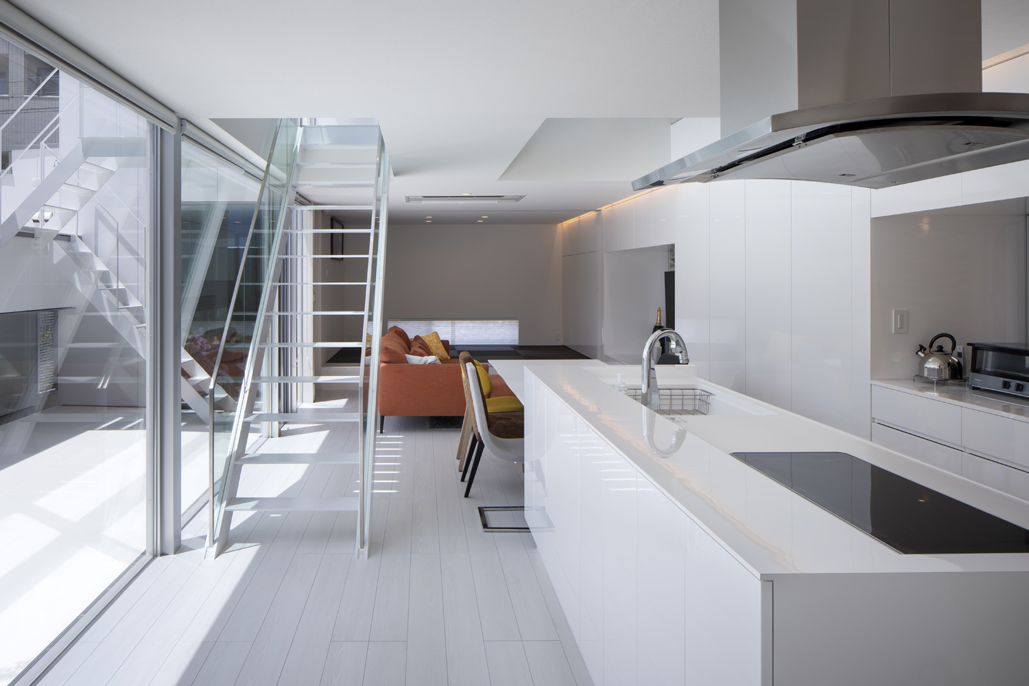 白いアイランドキッチンの正面に中庭に面した大開口窓やリビングイン階段げあるLDK・デザイン住宅 注文住宅・デザイン住宅建築実例_『CASE627 HOUSE . GARAGE HOUSE』_LDK