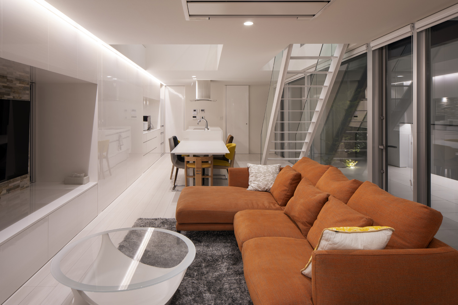 壁際に間接照明を取り付けた、ブラウンのL字ソファーがあるLDK・デザイン住宅 注文住宅・デザイン住宅建築実例_『CASE627 HOUSE . GARAGE HOUSE』_LDK