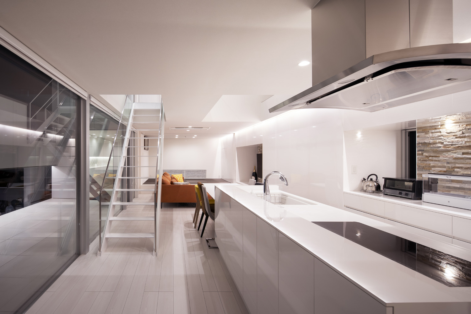 ダイニングテーブルと一体になった白いアイランドキッチン・デザイン住宅 注文住宅・デザイン住宅建築実例_『CASE627 HOUSE . GARAGE HOUSE』_LDK