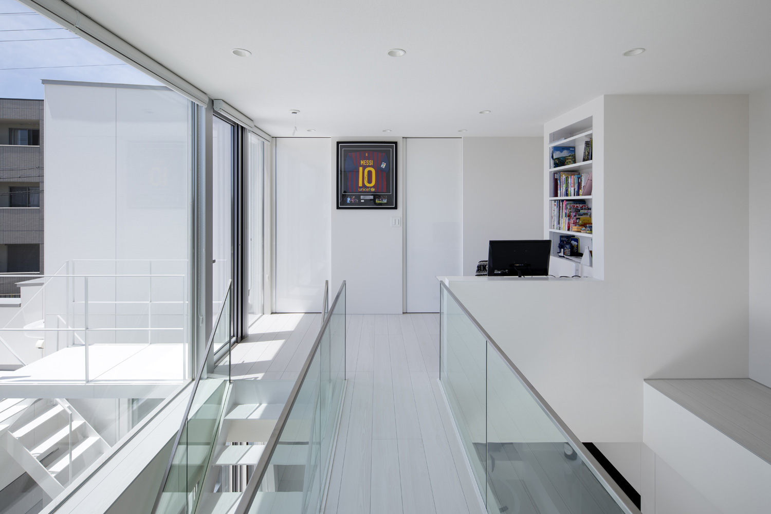 階段や廊下の手すりにガラスを使用した白を基調とした空間・デザイン住宅 注文住宅・デザイン住宅建築実例_『CASE627 HOUSE . GARAGE HOUSE』_階段