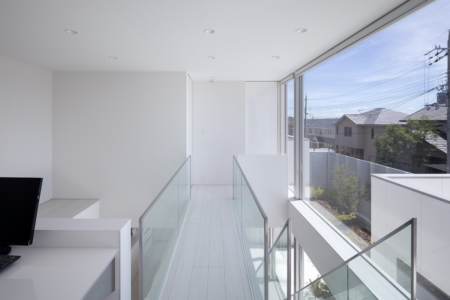 大開口窓から外の様子が見える、白で統一された室内・デザイン住宅 注文住宅・デザイン住宅建築実例_『CASE627 HOUSE . GARAGE HOUSE』_階段
