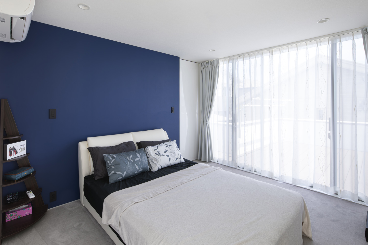 ネイビーのアクセントクロスを設けた大きな窓のある寝室・デザイン住宅 注文住宅・デザイン住宅建築実例_『CASE627 HOUSE . GARAGE HOUSE』_寝室