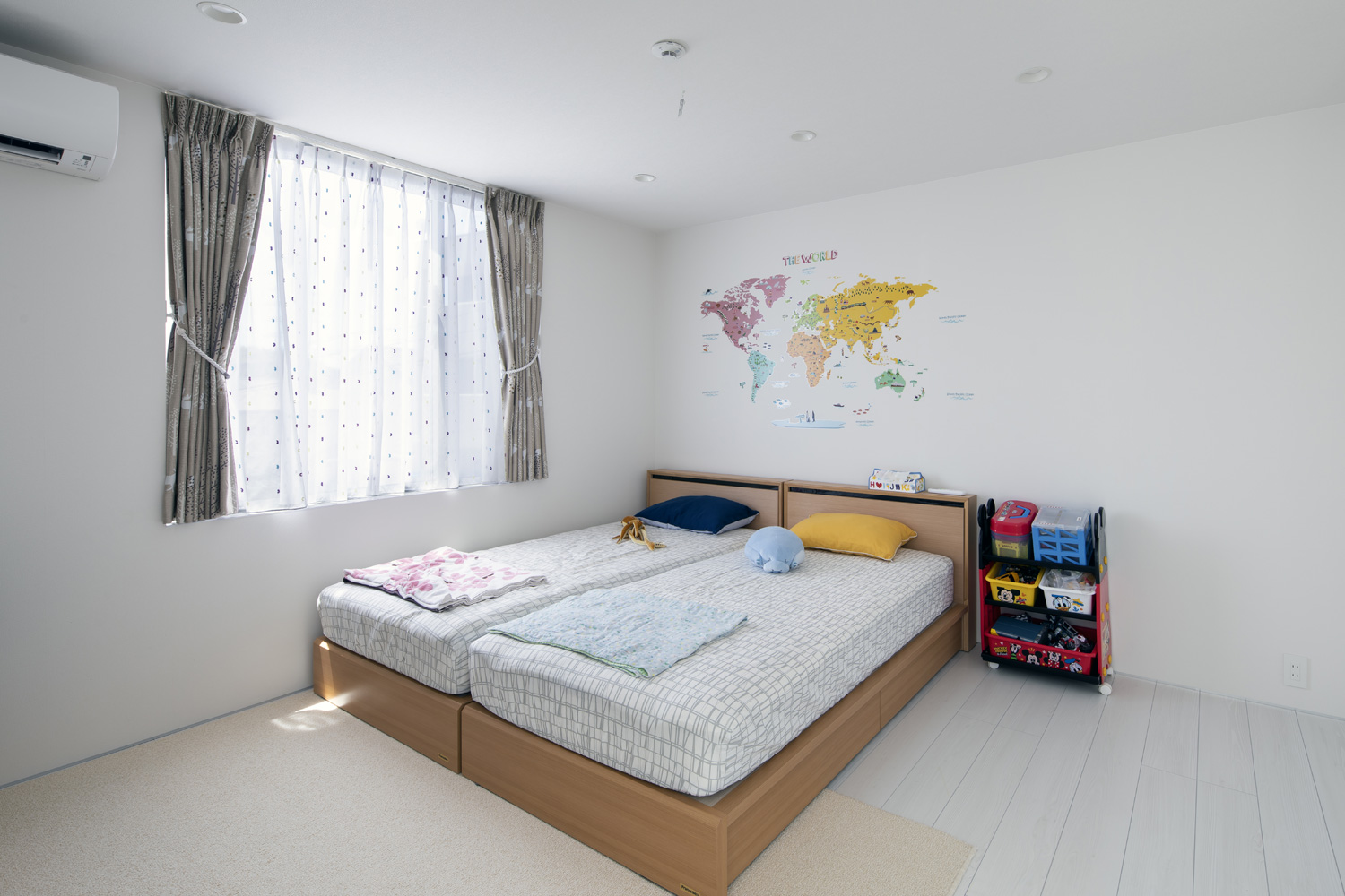 壁に世界地図のシールを貼った、窓のある寝室・デザイン住宅 注文住宅・デザイン住宅建築実例_『CASE627 HOUSE . GARAGE HOUSE』_子供部屋