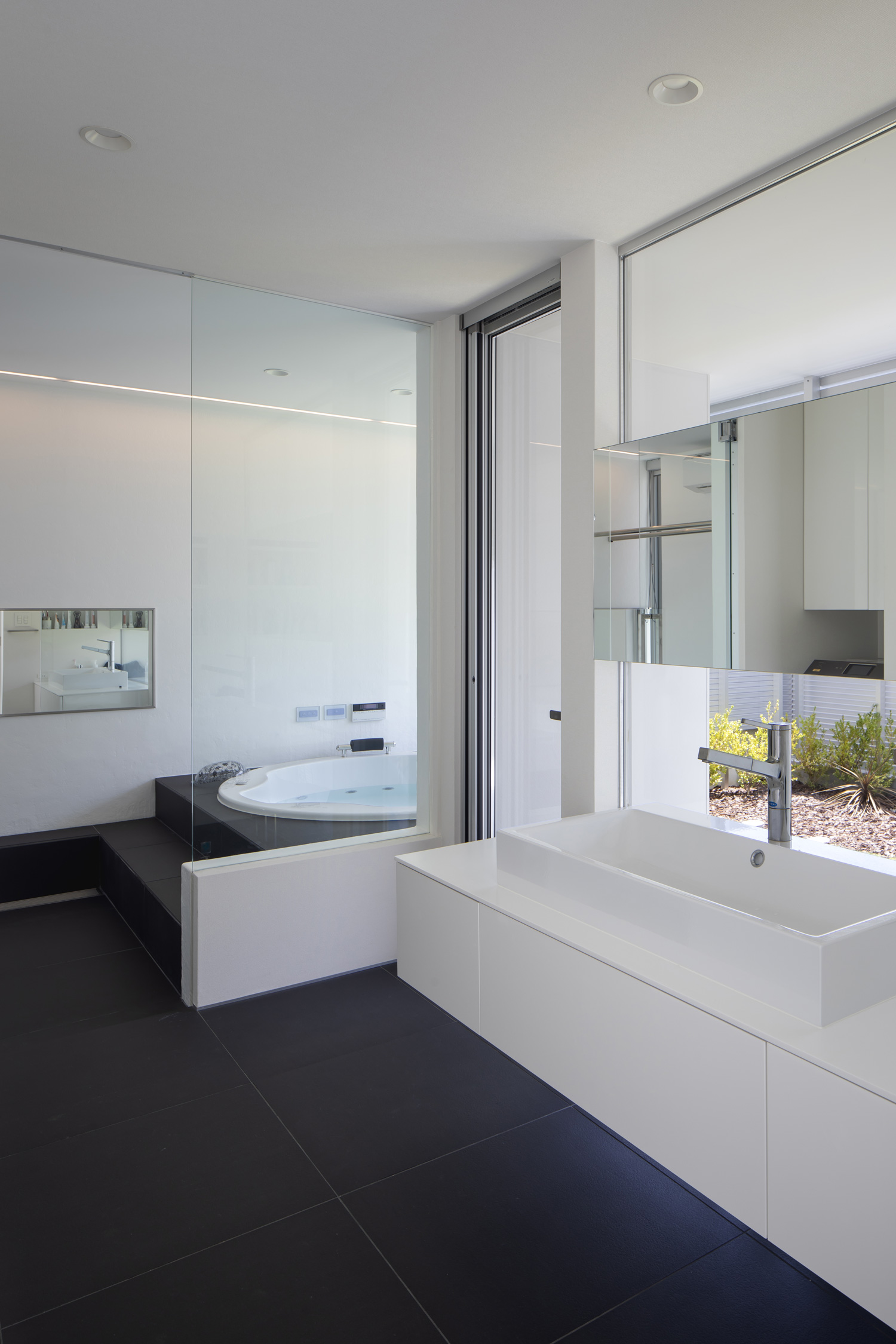 ネイビーのタイル床で、浴室と繋がる洗面所・デザイン住宅 注文住宅・デザイン住宅建築実例_『CASE627 HOUSE . GARAGE HOUSE』_浴室・洗面所