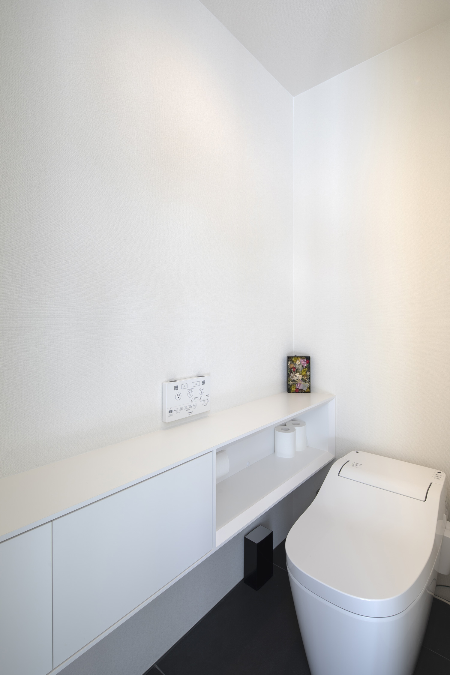 壁付けの収納棚を設け、白で統一されたトイレ・デザイン住宅 注文住宅・デザイン住宅建築実例_『CASE627 HOUSE . GARAGE HOUSE』_トイレ