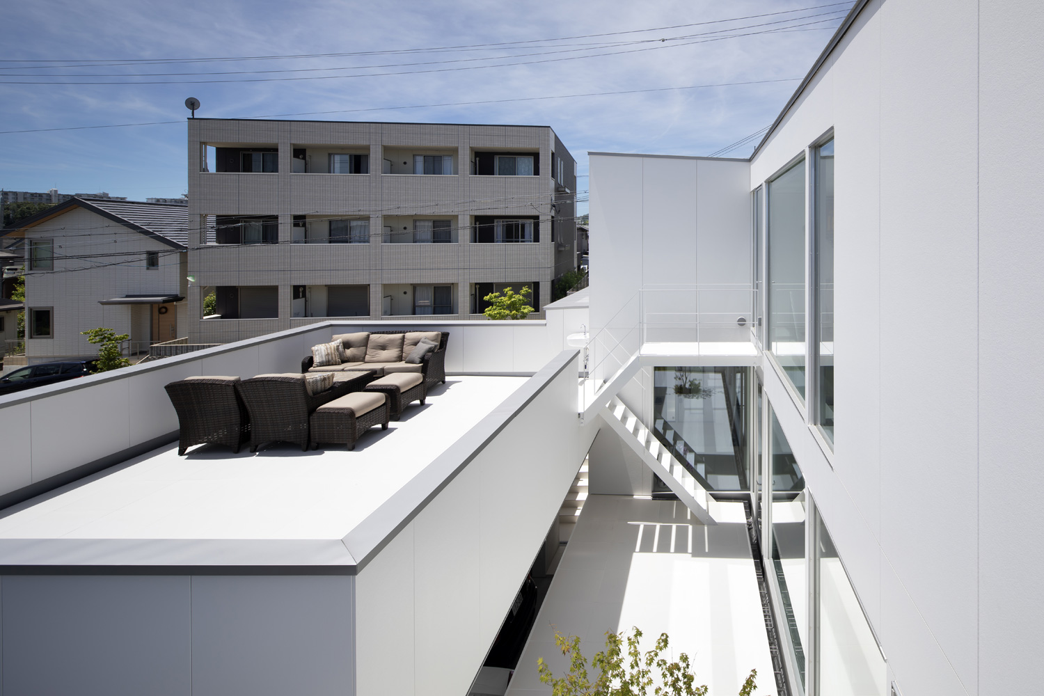 中庭からも室内からもアクセスが出来るよう階段が設けられたルーフバルコニー・デザイン住宅 注文住宅・デザイン住宅建築実例_『CASE627 HOUSE . GARAGE HOUSE』_テラス・バルコニー