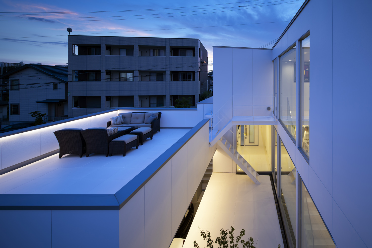 周囲の景色が一望できる、ソファーやテーブルを置いたルーフバルコニー・デザイン住宅 注文住宅・デザイン住宅建築実例_『CASE627 HOUSE . GARAGE HOUSE』_テラス・バルコニー