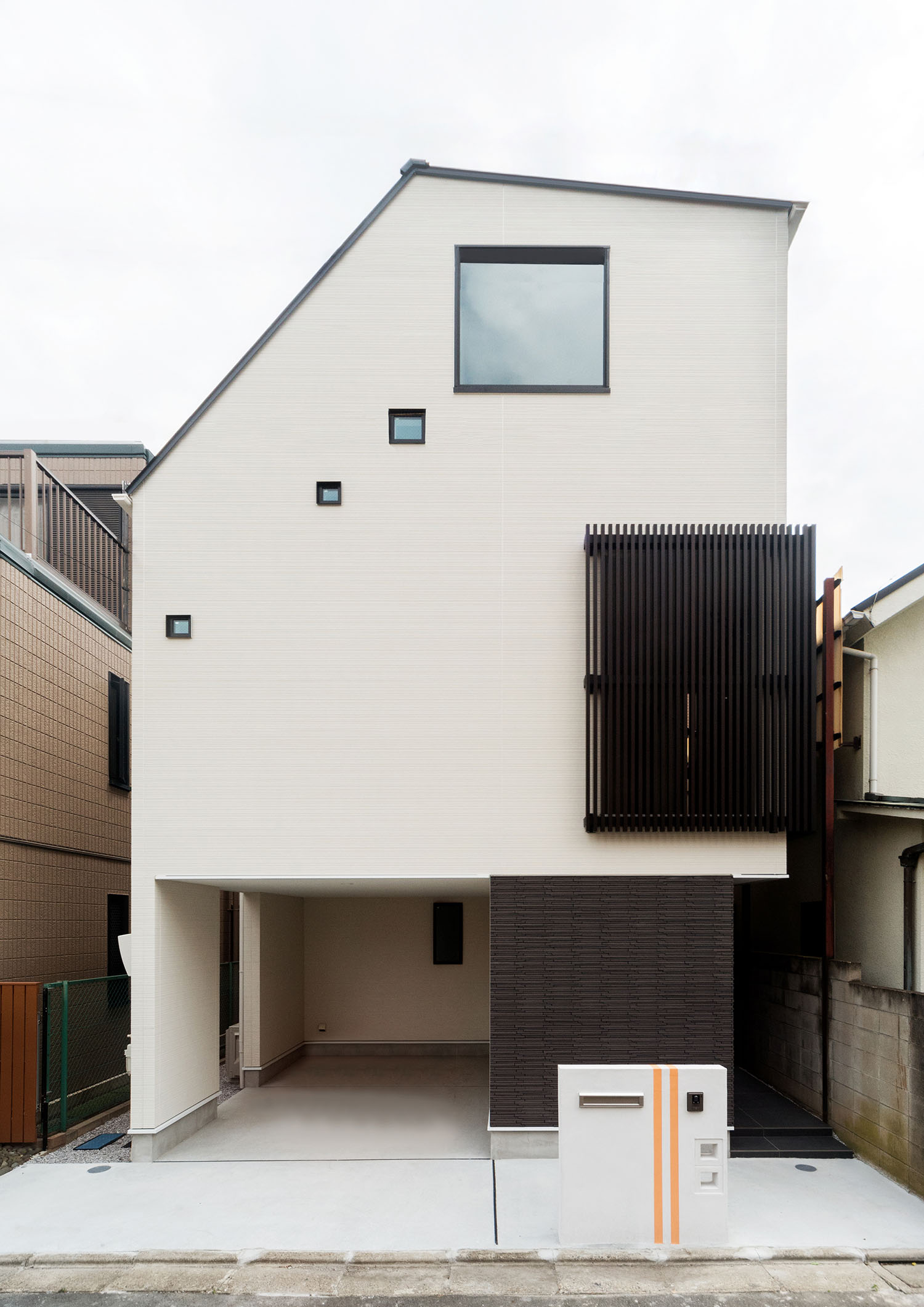 インナーガレージがある白い外壁に正方形の窓を取り付けた住まい・デザイン住宅 注文住宅・デザイン住宅建築実例_『CASE460 三色　～さんしき～』_外観
