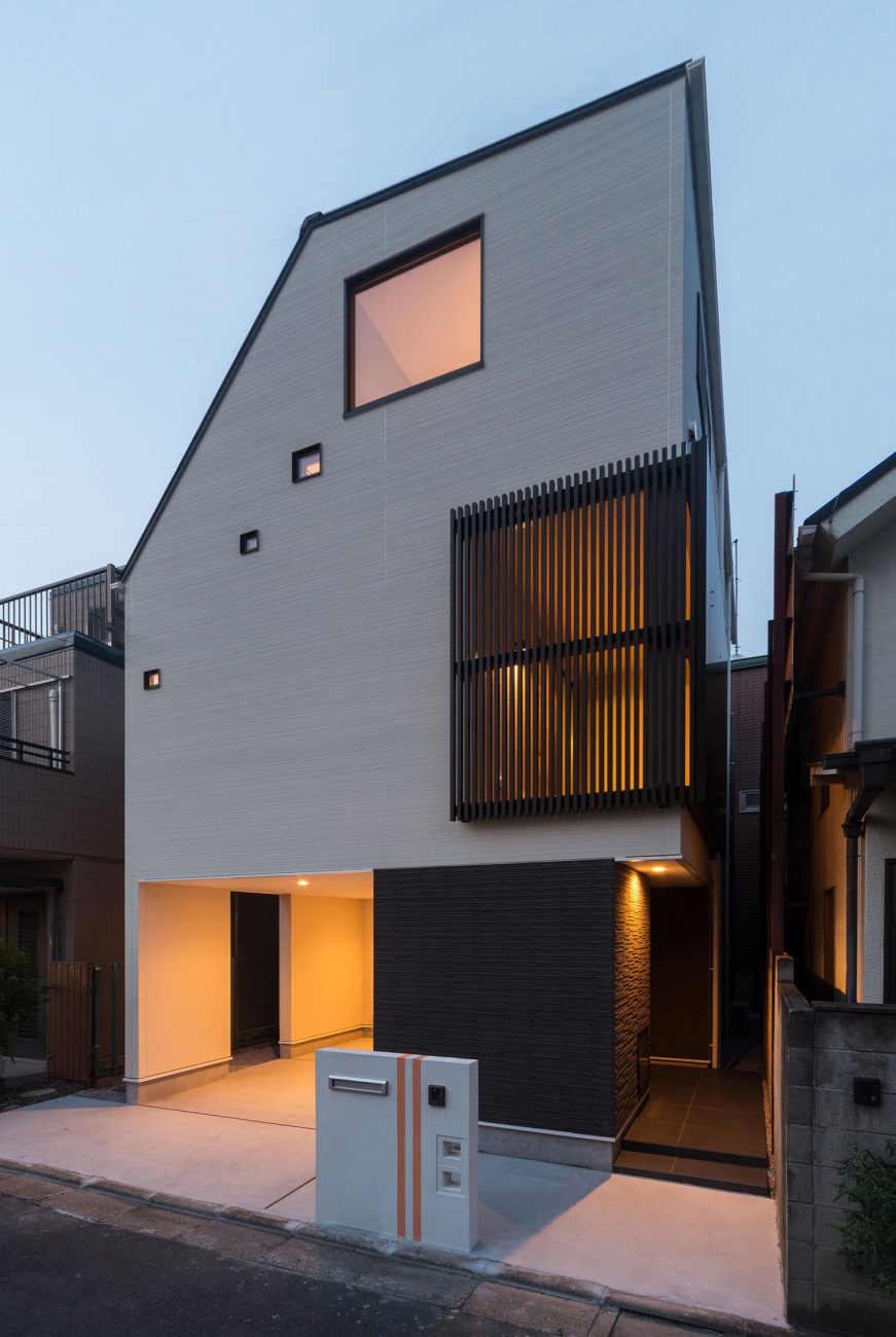 外壁に黒のルーバーが取り付けられた外観の住まい・デザイン住宅 注文住宅・デザイン住宅建築実例_『CASE460 三色　～さんしき～』_外観