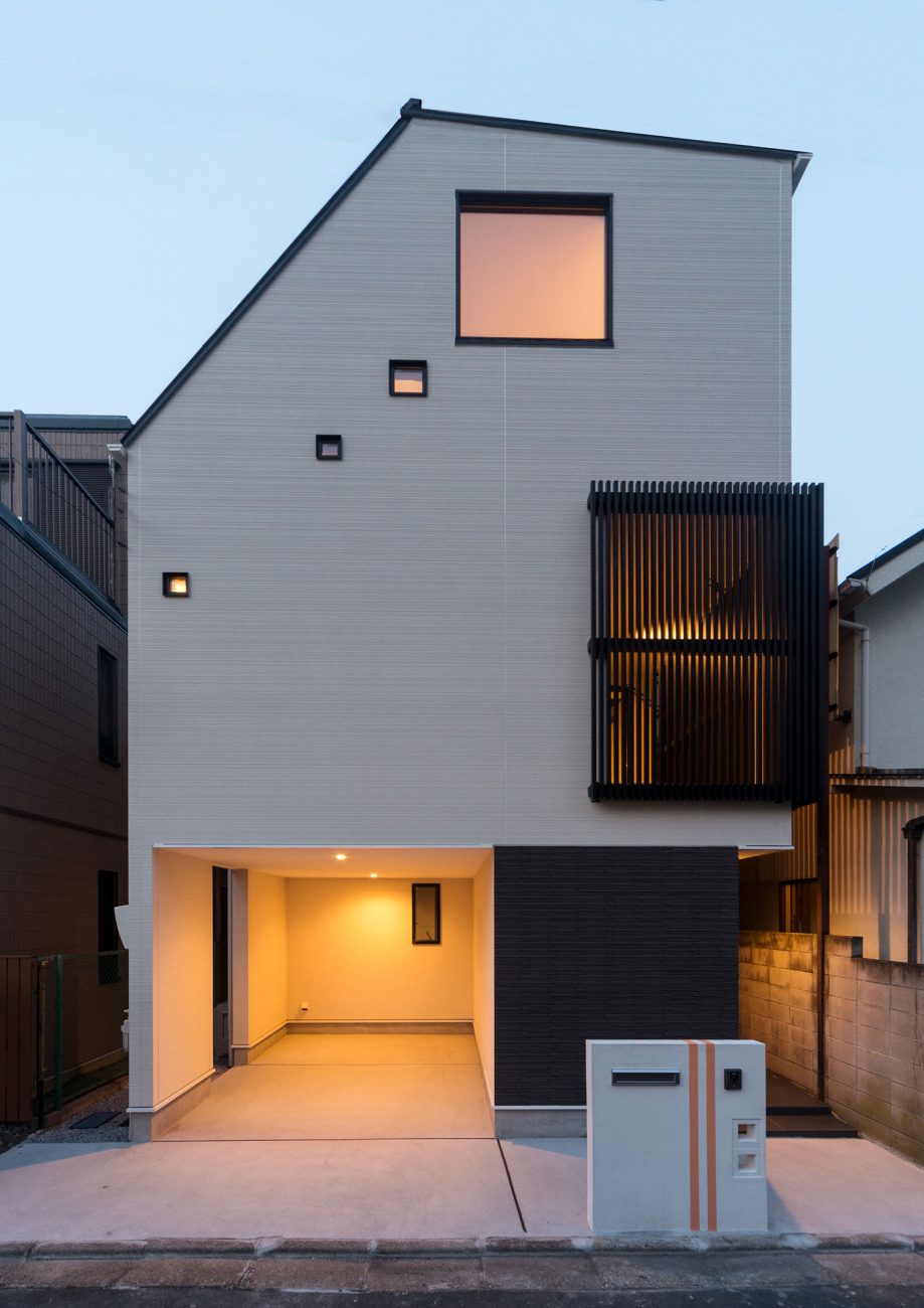 インナーガレージに照明が取り付けられたシンプルな外観の住まい・デザイン住宅 注文住宅・デザイン住宅建築実例_『CASE460 三色　～さんしき～』_外観