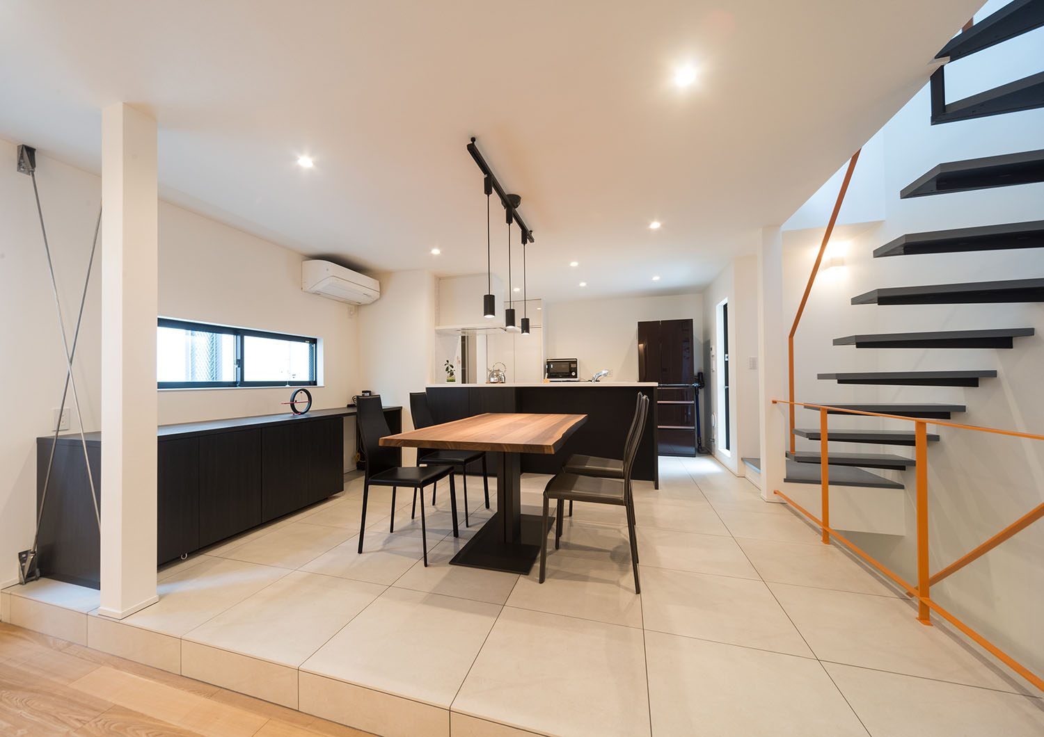 白いタイル床で黒のインテリアを中心としたモノトーンのLDK・デザイン住宅 注文住宅・デザイン住宅建築実例_『CASE460 三色　～さんしき～』_LDK