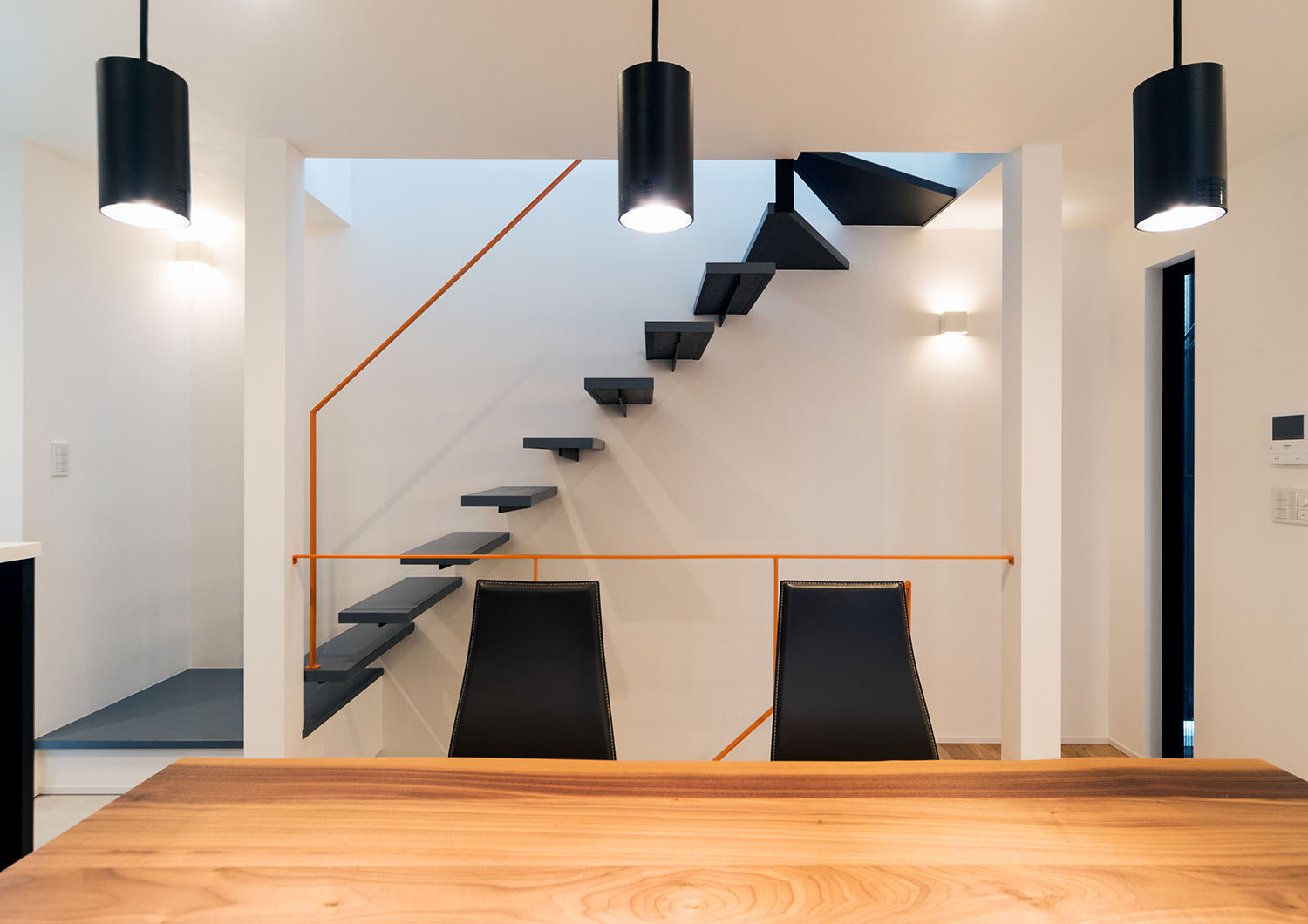 黒のスケルトン階段や黒いペンダントライトがあるLDK・デザイン住宅 注文住宅・デザイン住宅建築実例_『CASE460 三色　～さんしき～』_LDK