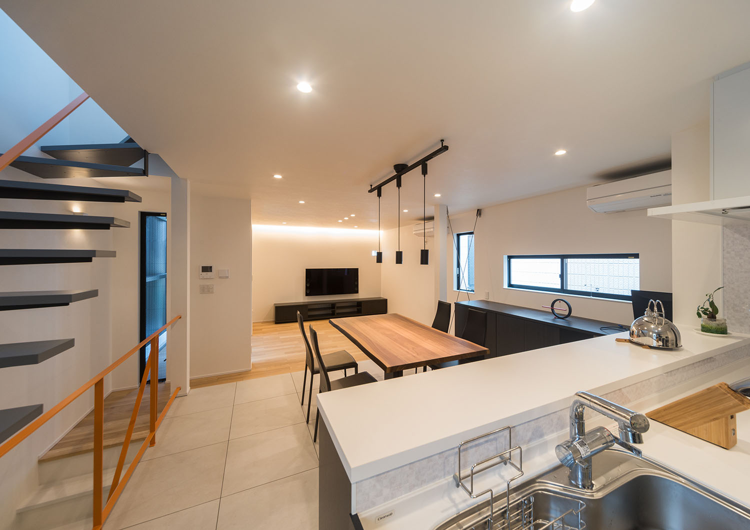 フローリングとタイル床で床の素材を変えたLDK・デザイン住宅 注文住宅・デザイン住宅建築実例_『CASE460 三色　～さんしき～』_LDK