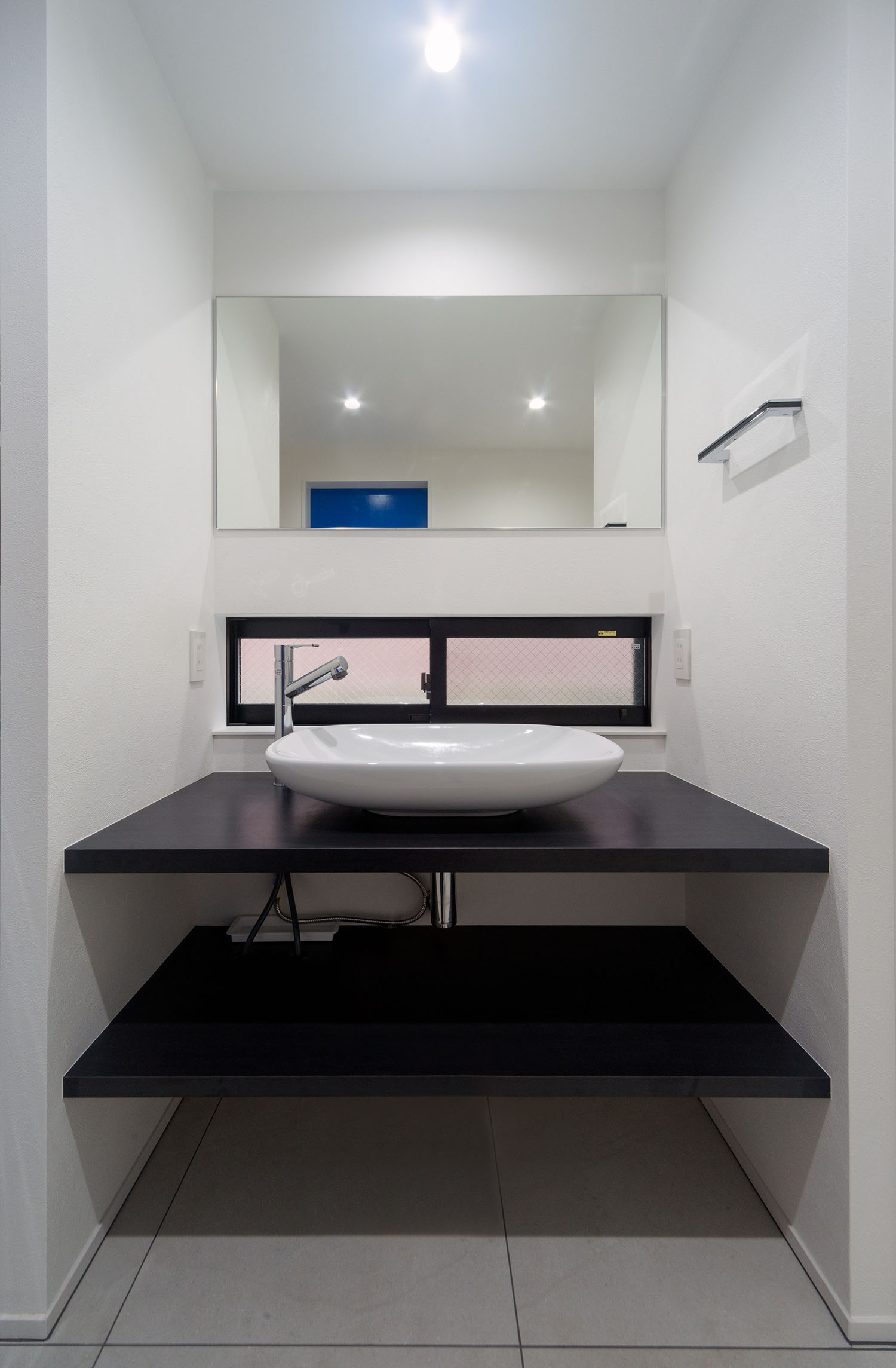 黒い洗面台に丸い洗面ボウルがあるおしゃれな洗面所・デザイン住宅 注文住宅・デザイン住宅建築実例_『CASE460 三色　～さんしき～』_浴室・洗面所