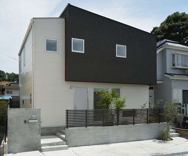 小さな窓を取り付けたモノトーンのシンプルな外観の住まい・デザイン住宅