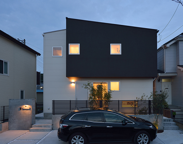 車を一台止めることが出来るモノトーンの外観の家・デザイン住宅