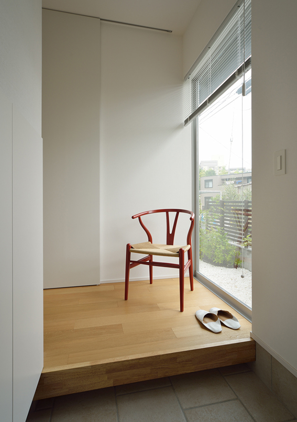 窓から外の様子が見えるナチュラルで開放感のある玄関・デザイン住宅