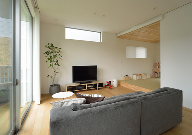 大きな窓が取り付けられた明るくシンプルなLDK・デザイン住宅