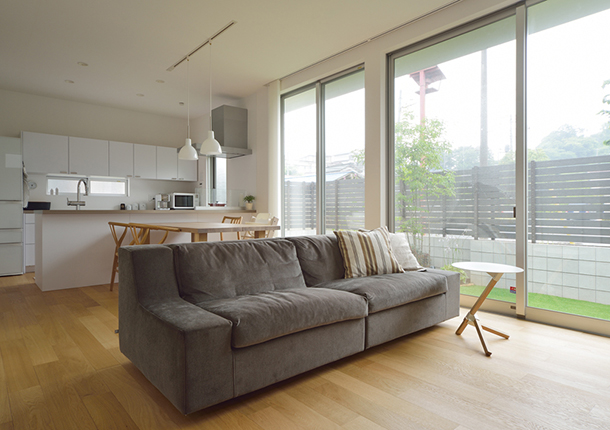 テラスに面した大きな窓がある開放的で明るいLDK・デザイン住宅